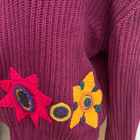 D. Exterior knit sweater with floral appliqué - Picture 3 of 7